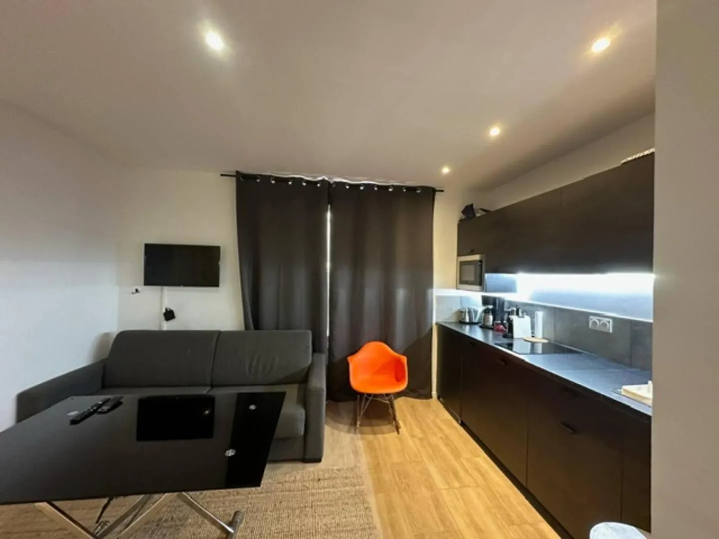 Apartment Studio Steps From The Palace, Beach, City Center Cannes